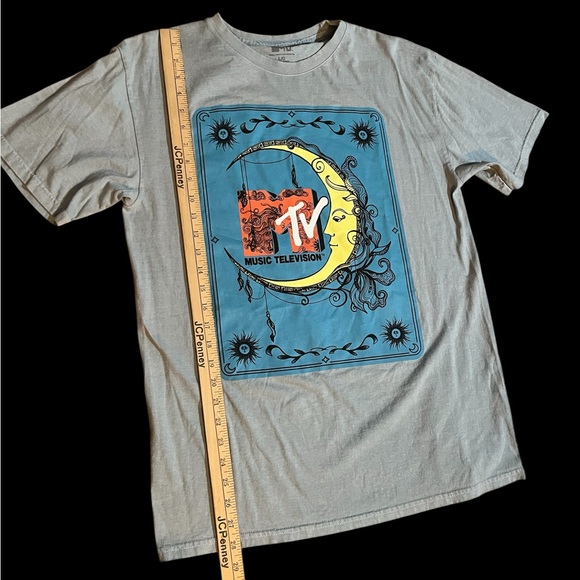 MTV Gray Graphic With Moon T-Shirt - Picture 4 of 5